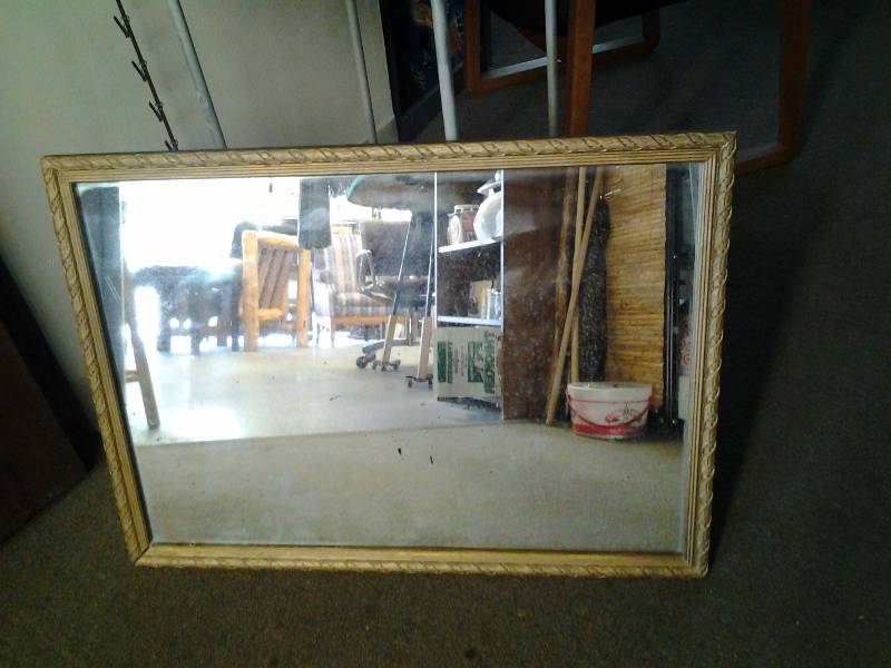 lot 10 image: Vintage Framed Mirror