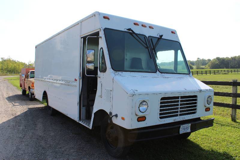 lot 3 image: 1994 Chevrolet, P30 Box Van VIN 1GBHP32Y1R3308605 Mileage Indicated 174,229 License Plate YAT9690.