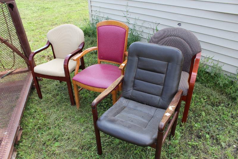 lot 22 image: Lot of (4) Wooden Chairs wArm Rests & Cloth Upholstery.