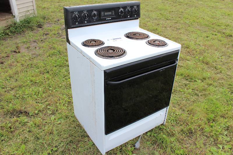 lot 24 image: Frigidaire Electric Stovetop & Oven 4 Burners Digital Display 30 x 27 x 48.