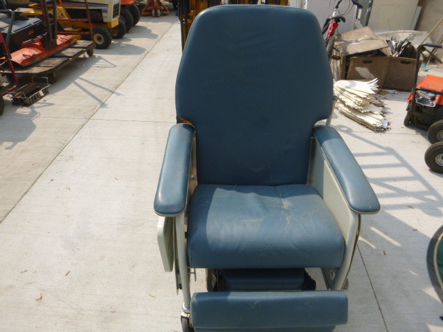 lot 7 image: Lemex Portable Hospital Chair