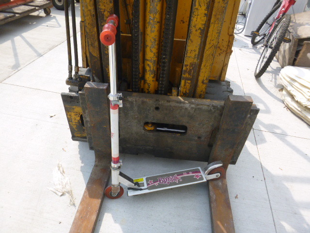 lot 10 image: Bratz Scooter