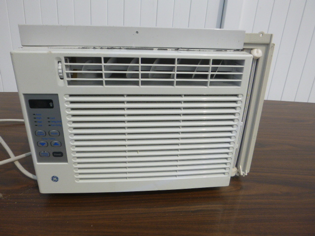 lot 17 image: GE Window Air Conditioner