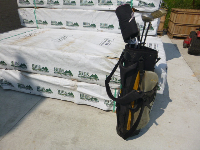 lot 34 image: Golf Clubs and Bag