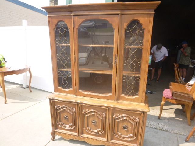 lot 46 image: Dining Room Hutch