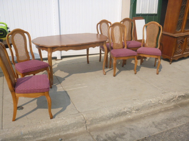 lot 47 image: Dining Room Table with 6 Chairs