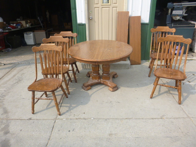 lot 48 image: Round Dining Room Table with 5 Chairs