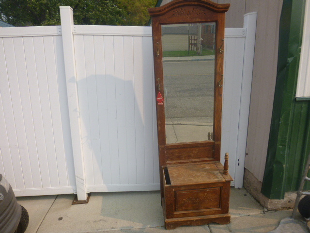 lot 61 image: Entry Coat Rack with Bench