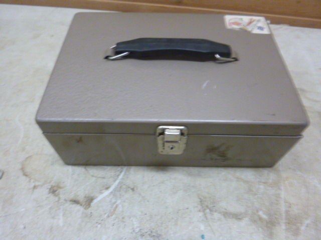 lot 116 image: Cash box.