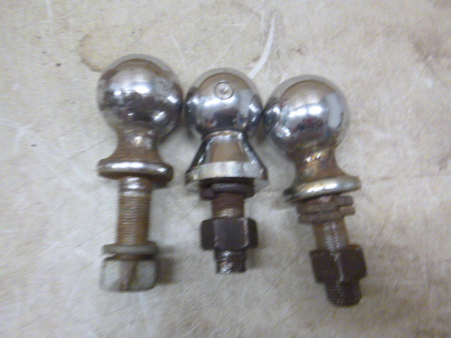 lot 174 image: 3 Towing Balls