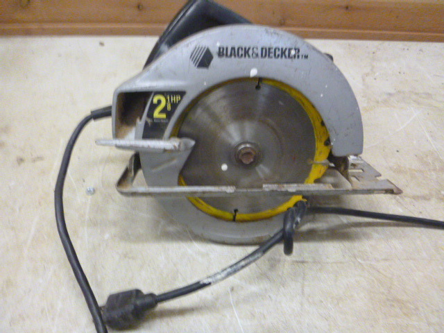 lot 183 image: Black & Decker Circular Saw