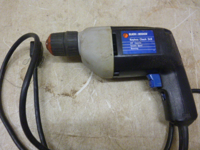 lot 184 image: Black & Decker Keyless Chuck Drill