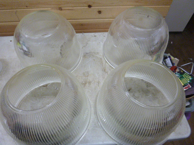 lot 198 image: 4 Light Globes