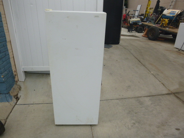 lot 4 image: Sanyo Refrigerator