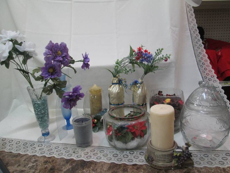 Assortment of vase, jar that look l...