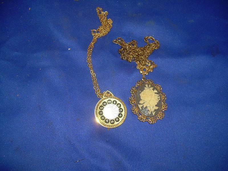 2 vintage kneckleces