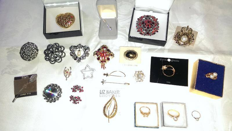 Large variety of deco pins and rings