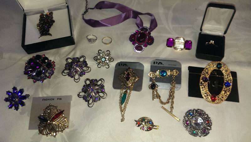 Large variety of deco pins and rings