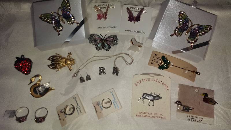 Variety of deco pins, teddy bear set, and rings (some sterling silver)