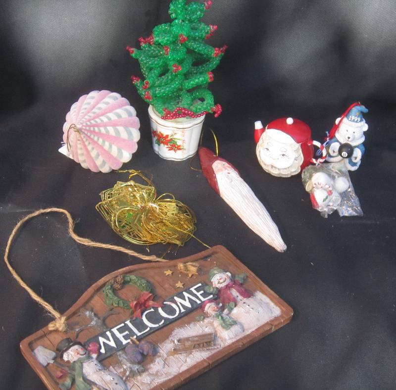 lot 423 image: Christmas Misc Lot