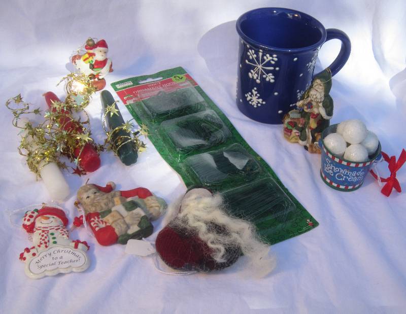 lot 424 image: Christmas Misc Lot