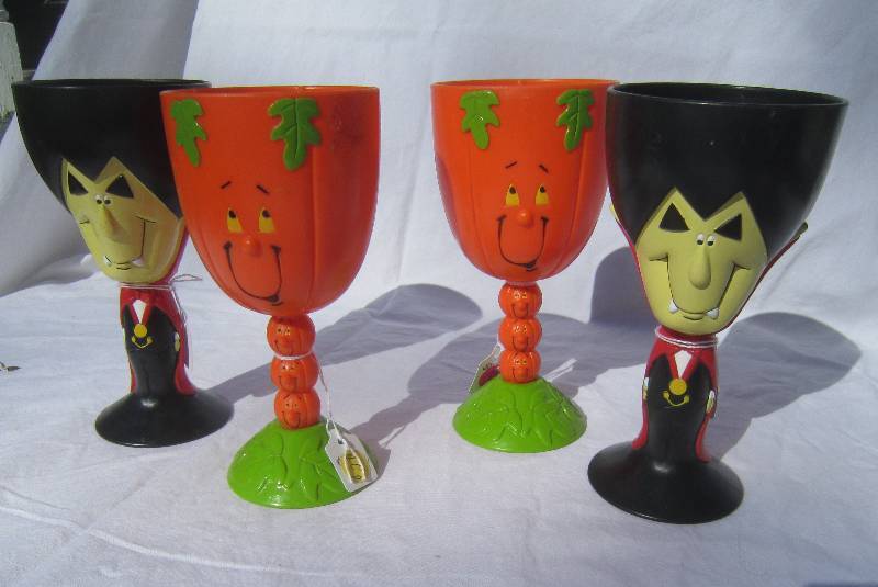 lot 482 image: 4 Halloween Cups