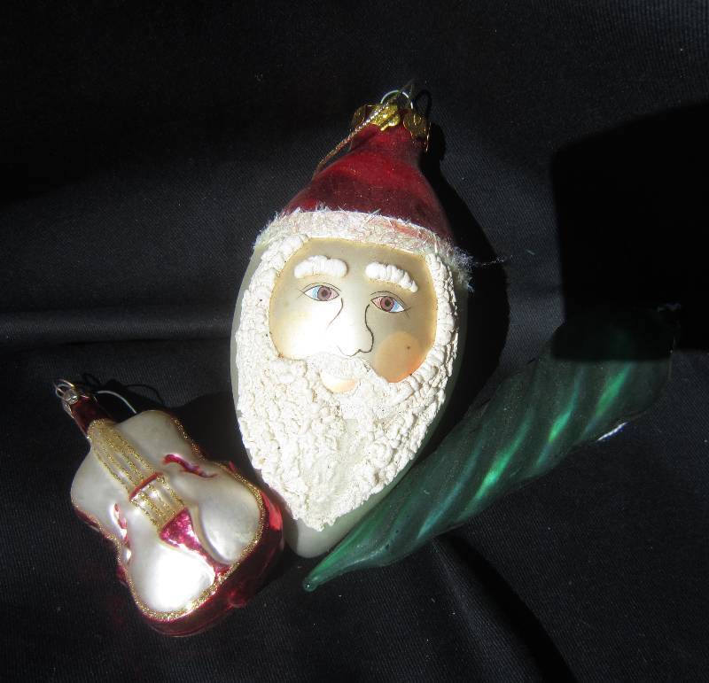 lot 490 image: Blown Glass Ornaments