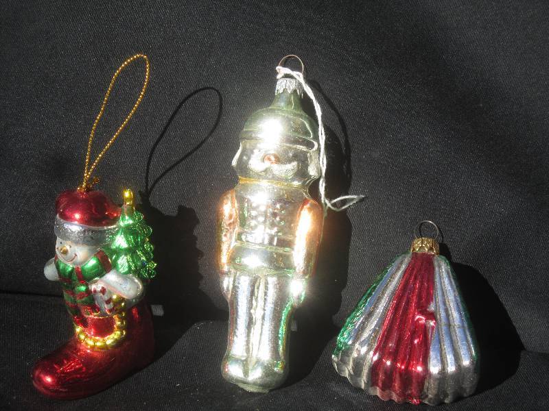 lot 492 image: Blown Glass Ornaments