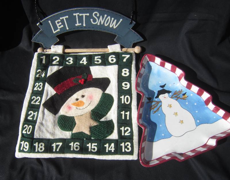 lot 530 image: Let it Snow Wall Hanging & Snowman Christmas Tree Plate