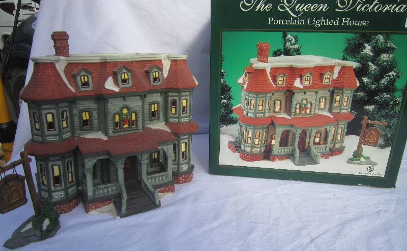 lot 554 image: Collectible Christmas Lighted House - The Queen Victoria