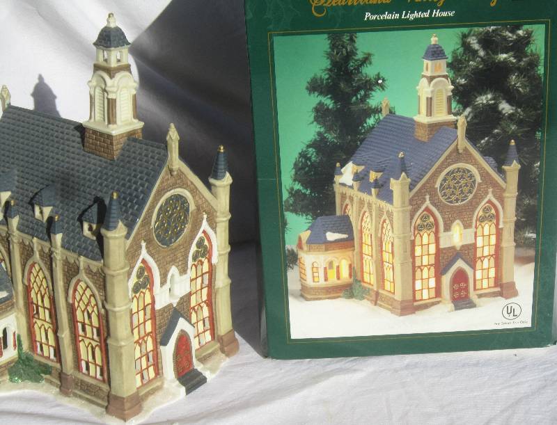 lot 556 image: Collectible Christmas Lighted House - Heartland Valley Village - Church
