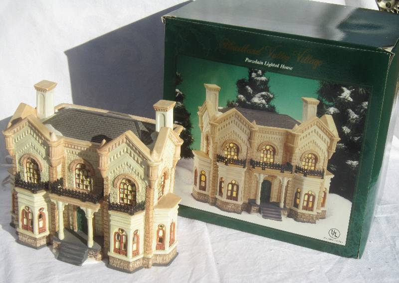 lot 558 image: Collectible Christmas Lighted House - Heartland Valley Village - White House