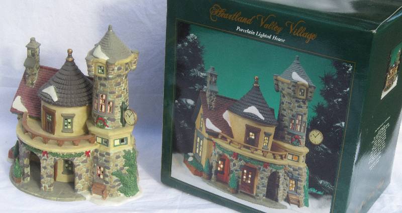 lot 559 image: Collectible Christmas Lighted House - Heartland Valley Village - Cottage with Clock