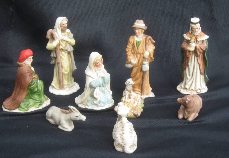 lot 565 image: 9 Piece Nativity Set