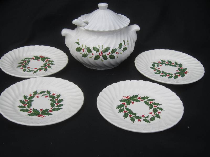 lot 571 image: Holly Dishes - Gravy Boat & 4 Small Plates