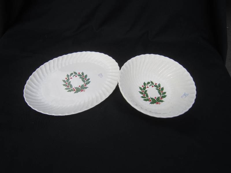 lot 575 image: Holly Dishes - Serving Bowl & Oval Platter