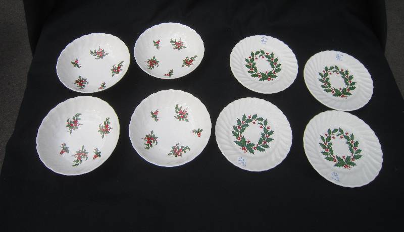 lot 576 image: Holly Dishes - 4 Small Plates & 4 Bowls