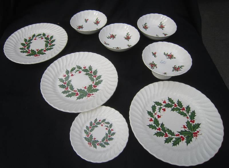 lot 580 image: Holly Dishes - 3 Dinner Plates, 3 Bowls, 1 Small Plate & 1 Candy Dish