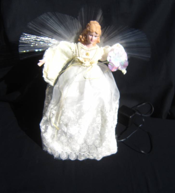 lot 611 image: Angel Christmas Tree Top
