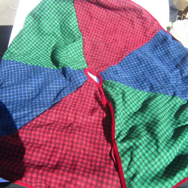 lot 612 image: Christmas Tree Skirt