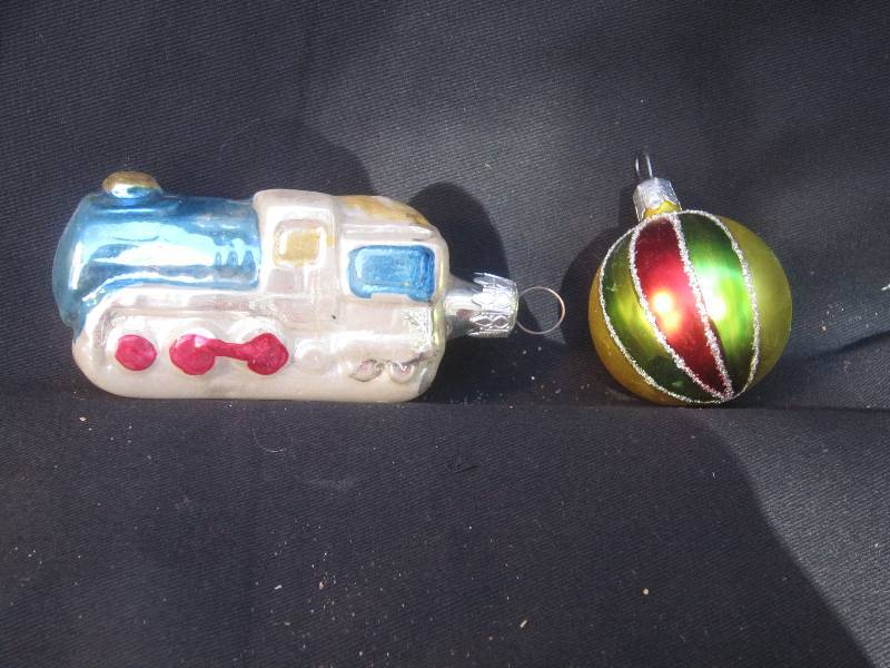 lot 419 image: Blown Glass Train Orn and Glass Ball Orn