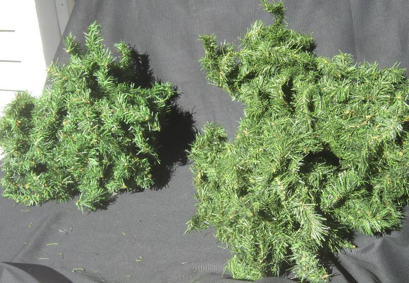 lot 448 image: 2 Green Christmas Garland
