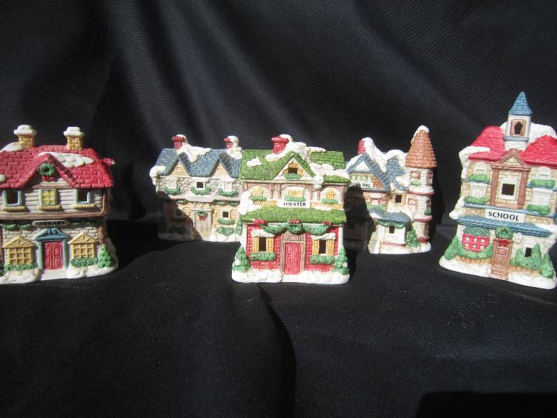 lot 487 image: Set of 5 Lighted Houses