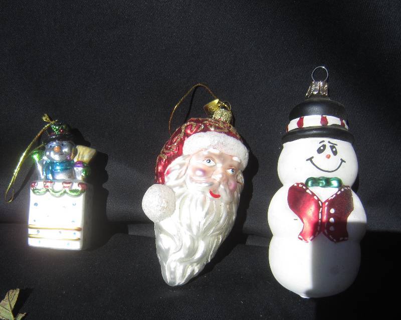 lot 491 image: Blown Glass Ornaments - One Eddie
