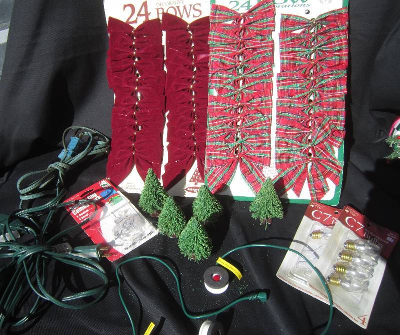 lot 496 image: Christmas Lot