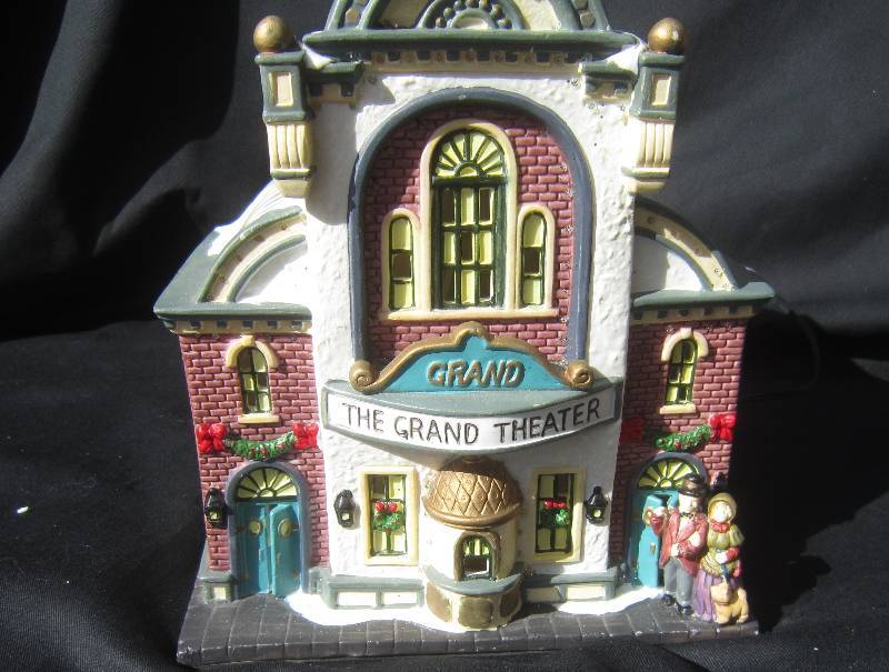 lot 512 image: Grand Theater Porcelain Fiber Optic Christmas House - Collectible Hand Painted