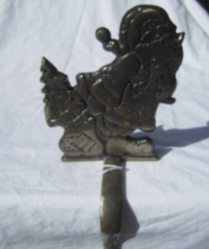 lot 516 image: Heavy Metal Stocking Holder - Santa
