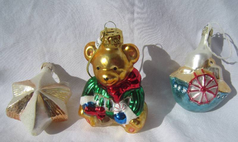 lot 520 image: Blown Glass Ornaments
