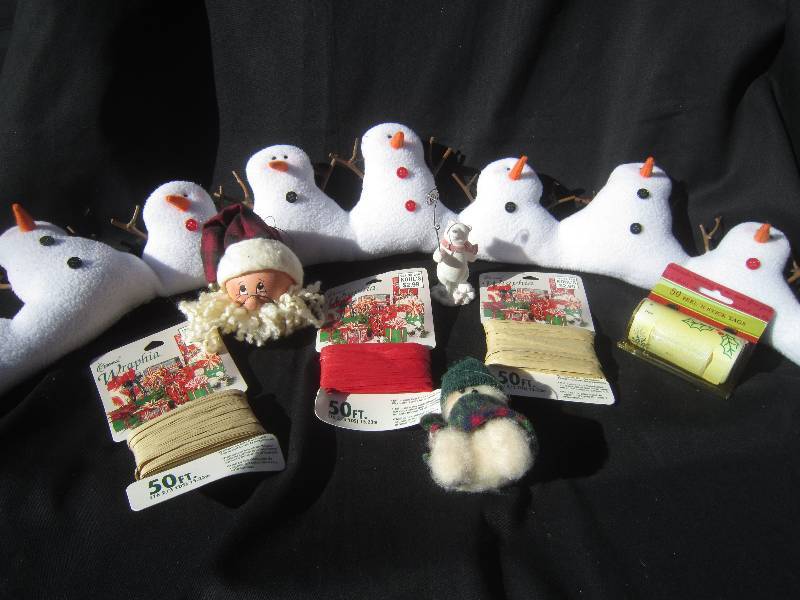 lot 534 image: Snowman Door Draft Stopper, Santa Ornament & Wraphia
