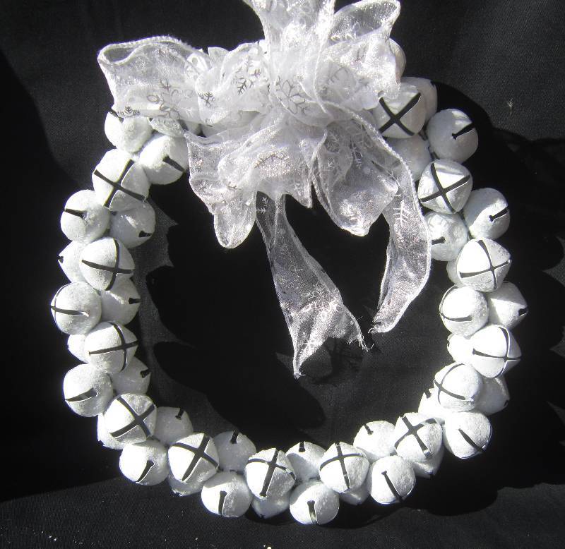 lot 548 image: Christmas Bell Wreath